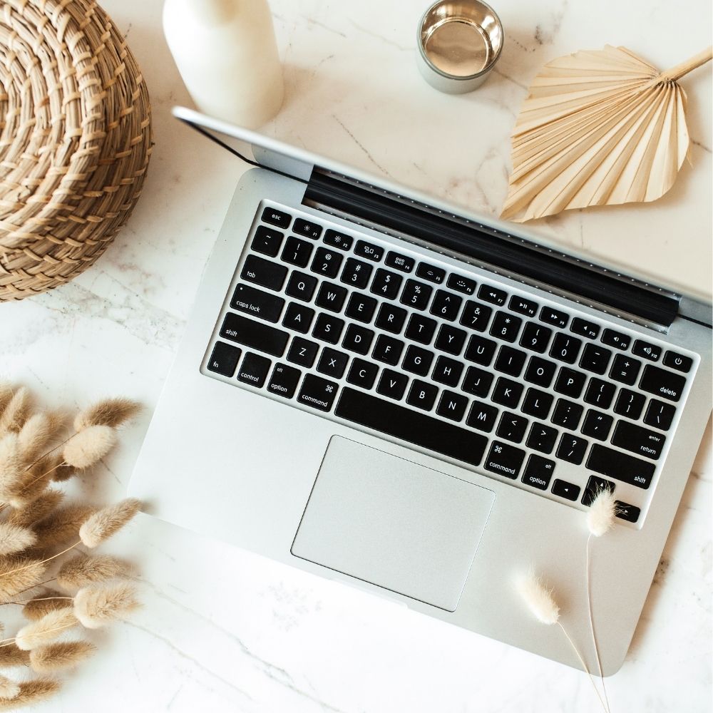 Laptop podczas projektowania strony internetowej w WordPressie – Kraków